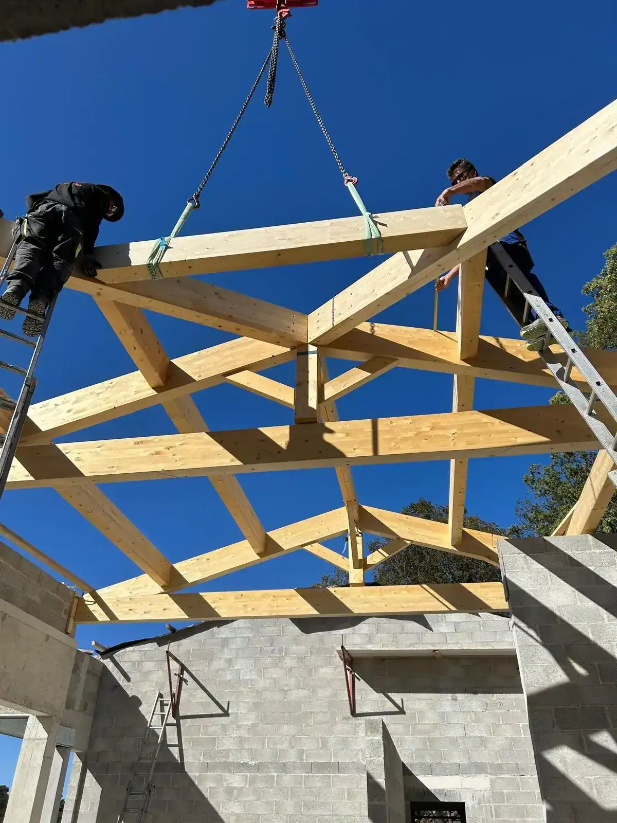 Charpente bois en construction - Savoir-faire traditionnel Altitude Bois