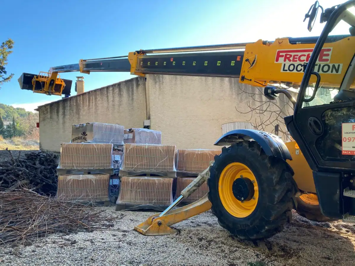 Matériel chantier tuiles stockées - Professionnalisme Altitude Bois
