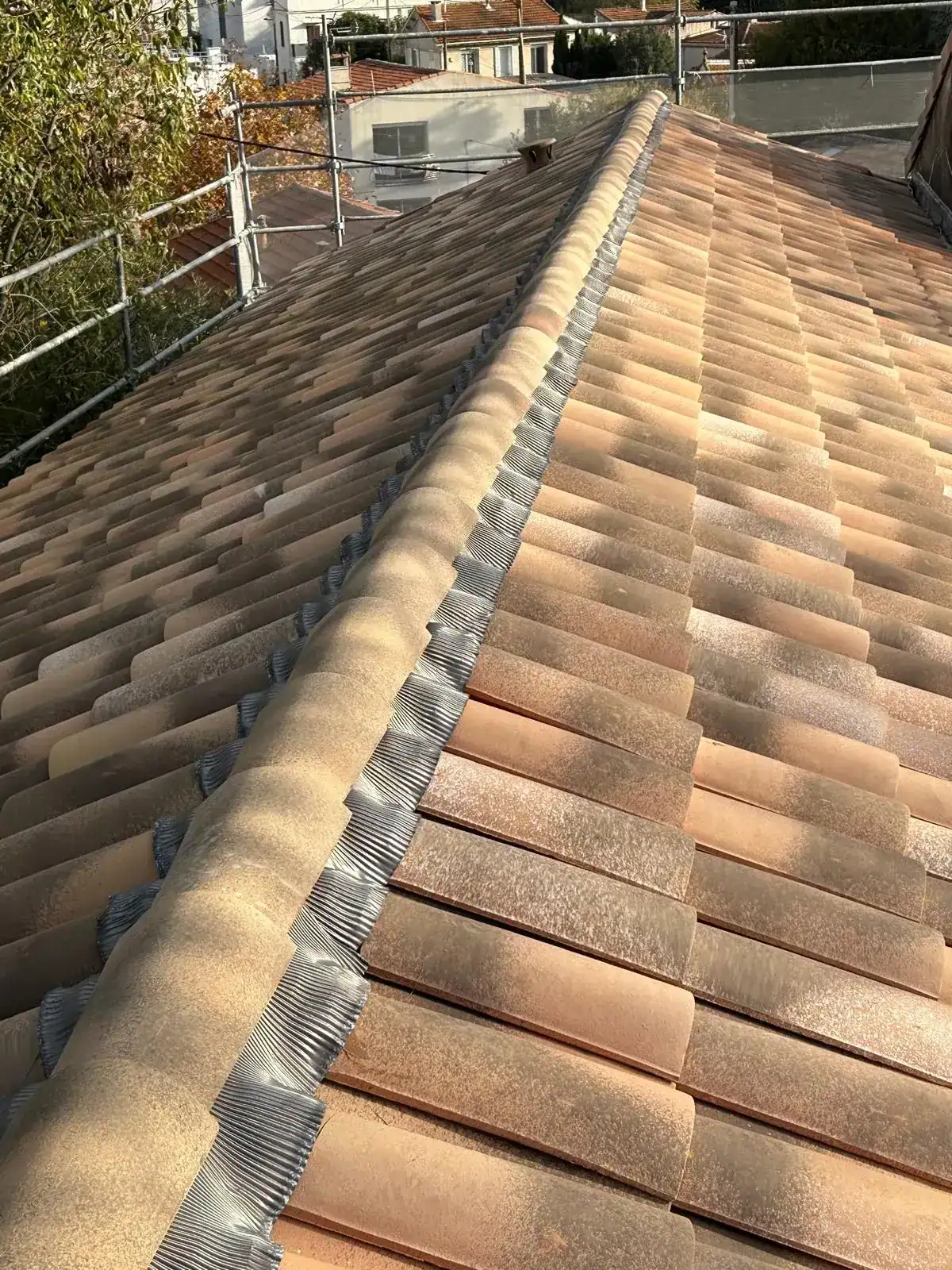 Faîtage toiture tuiles avec protection - Finitions Altitude Bois