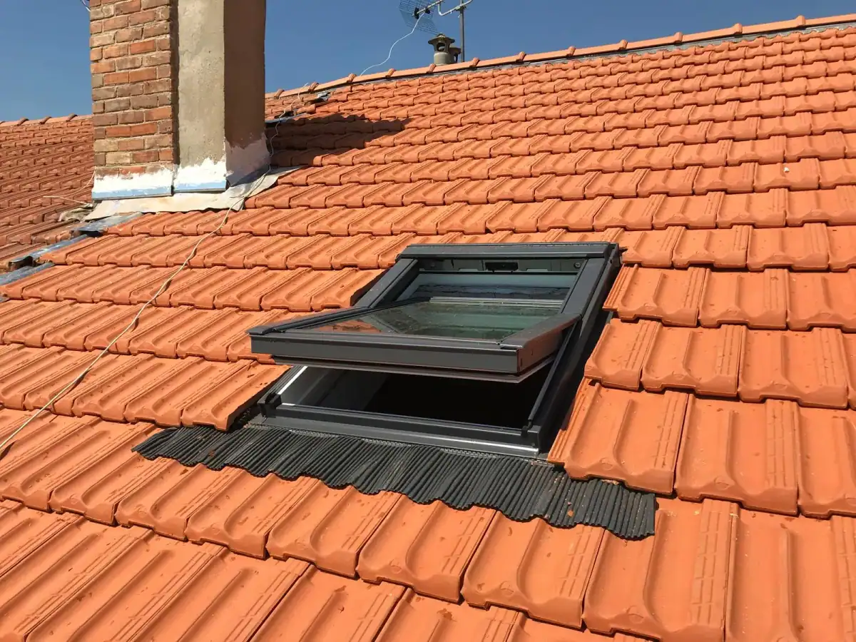 Velux intégré toiture tuiles - Installation professionnelle